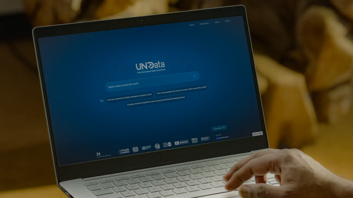 Una computadora muestra el sitio de UN System Data Commons.